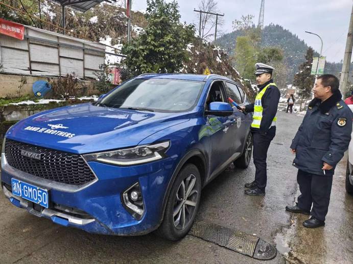 1月26日，梨溪口鄉(xiāng)綜合行政執(zhí)法隊同片區(qū)派出所開展聯(lián)合執(zhí)勤，對騎乘摩托車不佩戴安全頭盔，無牌無證、駕駛轎車不系安全帶等違法行為開展勸導(dǎo)和查處。 (4)