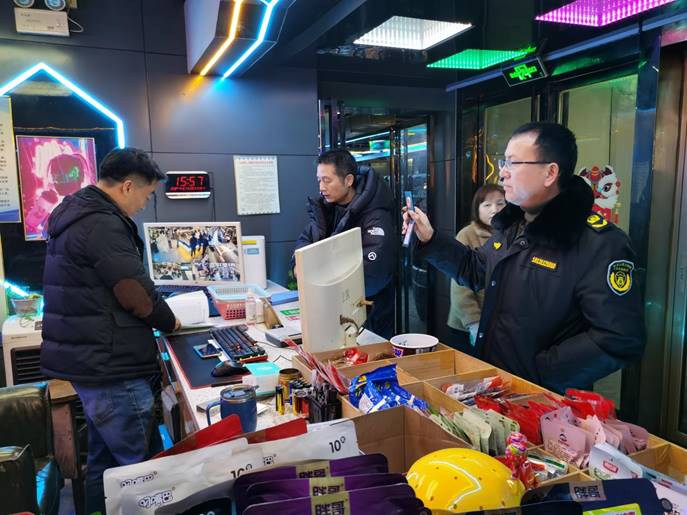 1月25日至26日，文化旅游廣電體育局副局長左桂華帶隊，市場管理股、文化綜合執(zhí)法大隊等7人參加，對轄區(qū)內(nèi)網(wǎng)吧、KTV，電子游樂場所進行安全生產(chǎn)檢查，督促經(jīng)營場所加強消防安全自查及員工安全知識培訓(xùn)、演練。 (3)